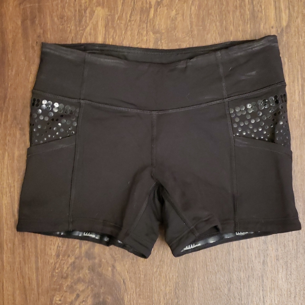 Lululemon short shorts with pockets